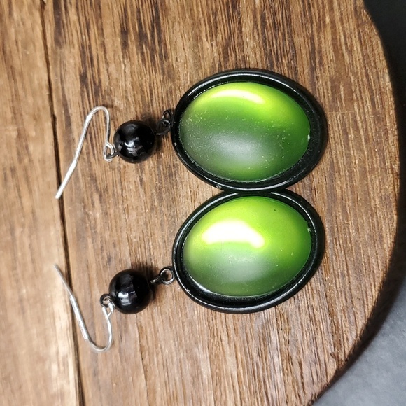 E766 wow glowing (faux) emerald green‎ earrings - Picture 1 of 2